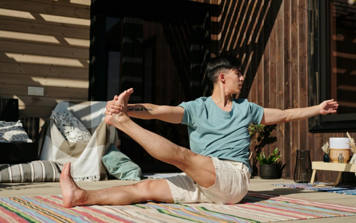 Spazio di meditazione tranquillo con luce naturale